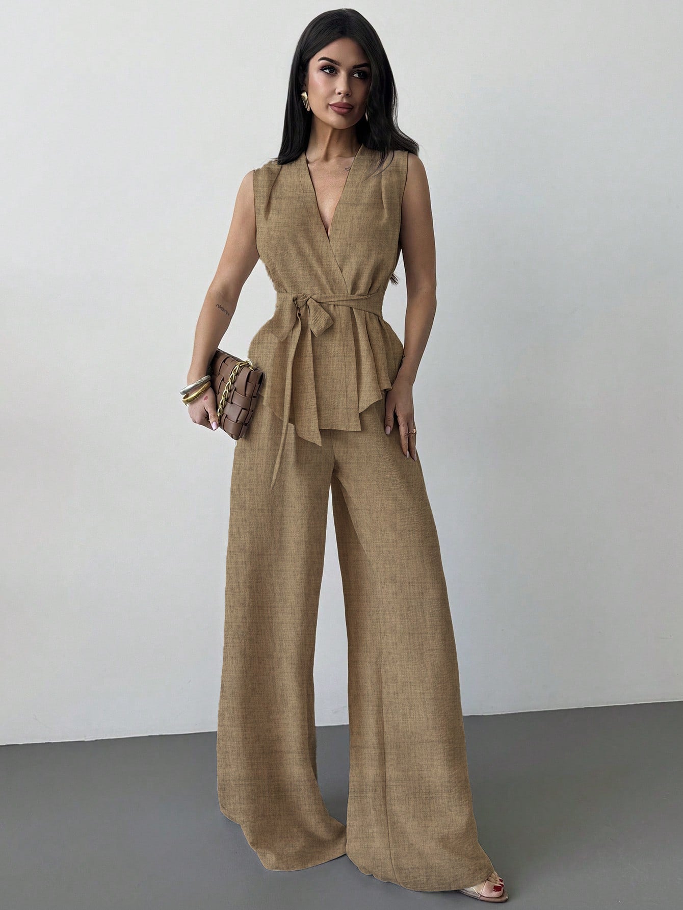 Conjunto de dos piezas: top tipo chaleco con escote en V y pantalones con cordones